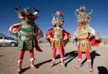 Un grupo de diables en la fiesta de la virgen de Ayquina, fotografía de viaje